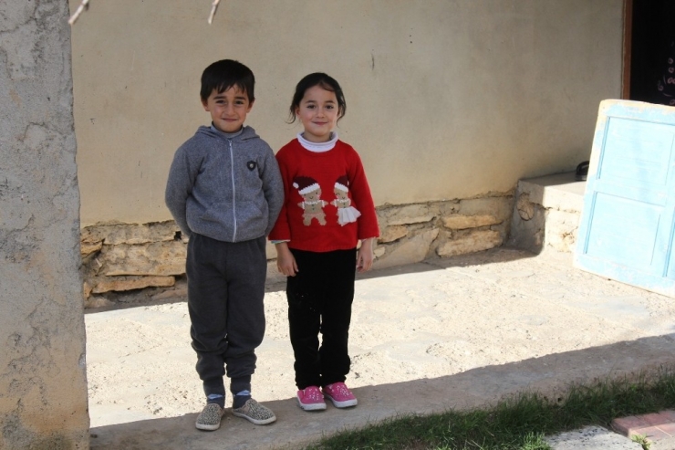 Babaları Cezaevinde Olan İkizlere Doğum Günü Sürprizi