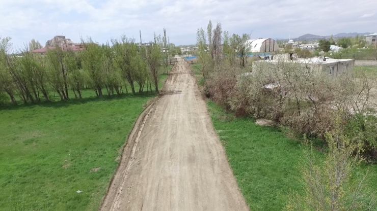 İpekyolu’nda Kangren Haline Gelen Yollar Tek Tek Açılıyor