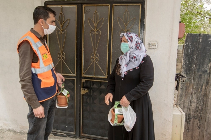 İpekyolu Belediyesinden Annelere Çiçek