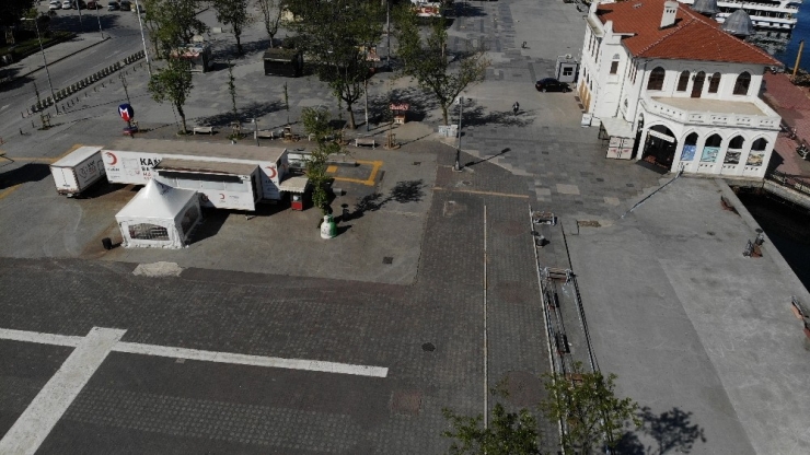 Sokağa Çıkma Kısıtlaması Nedeniyle Boş Kalan Kadıköy Meydanı Havadan Görüntülendi