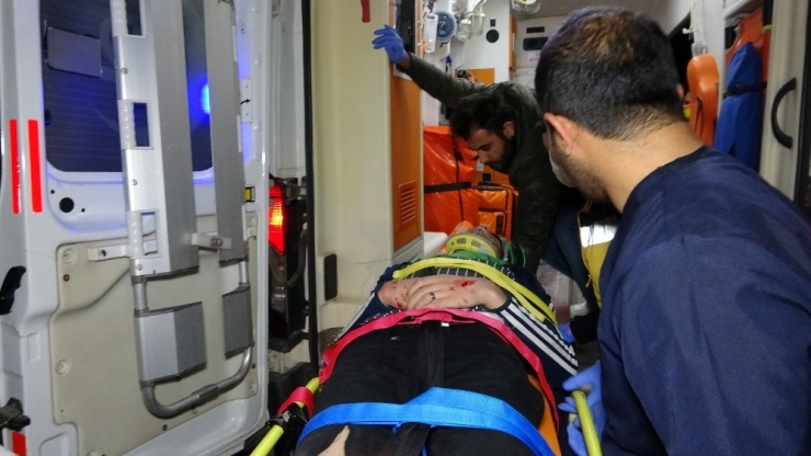 Otomobil Aydınlatma Direğine Çarptı: 3 Yaralı