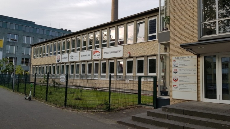 Almanya’da Yine Taşlı Saldırı