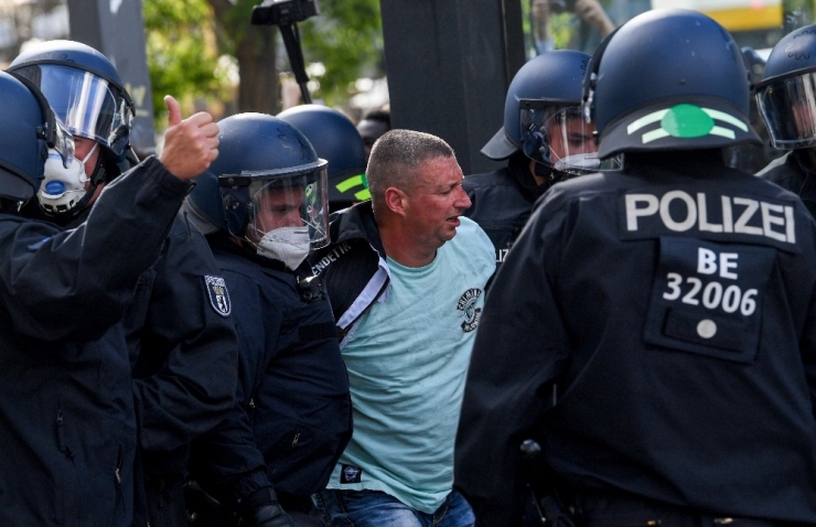 Almanya’da Korona Kısıtlamaları Protesto Edildi