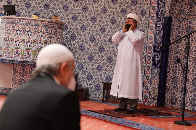 Almanya’da Camiler Yeniden İbadete Açıldı