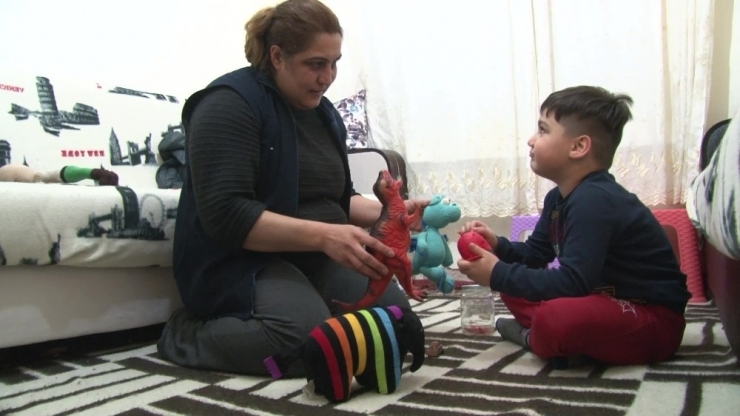 Ankara’da 2 Çocuk Annesi, Çevreden Gelen Yardımlarla Yaşamaya Çalışıyor