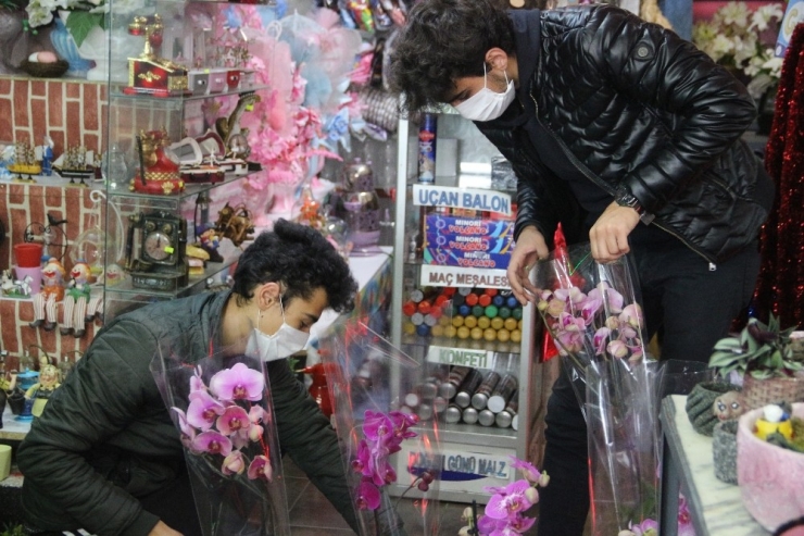 Anneler Günü Öncesi Çiçekçilerde Son Gün Yoğunluğu