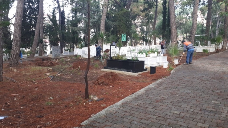 Büyükşehir Mezarlıkları Temizleniyor