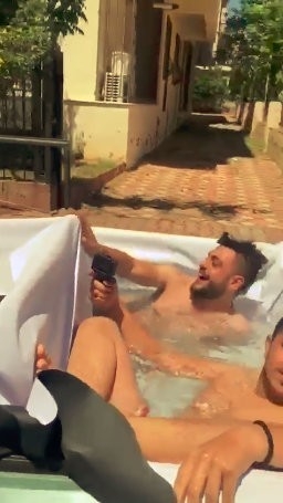 Deniz Girmenin Yasak Olduğu Antalya’da Gençlerin İlginç Çözümü