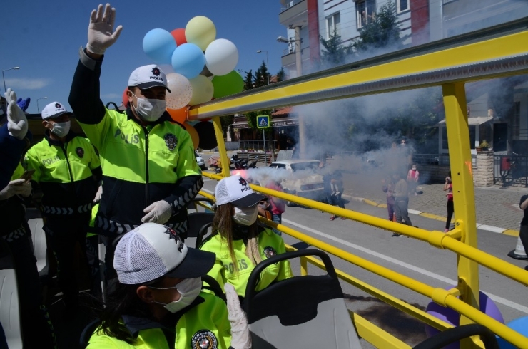 Trafik Polisleri Çocukları Sevindirdi