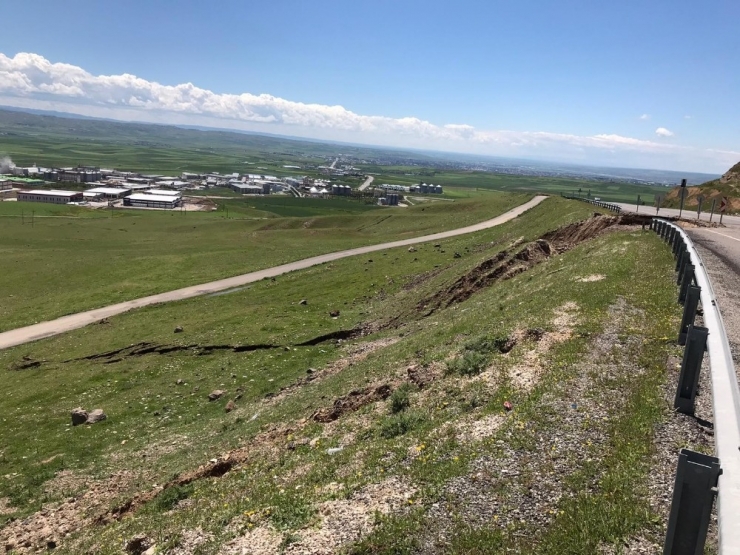 Batman Beşiri Karayolunda Heyelan