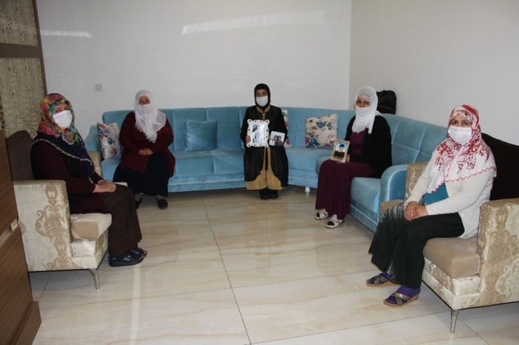 Hdp Önünde Evlat Nöbeti Tutan Ailelerin Buruk Anneler Günü