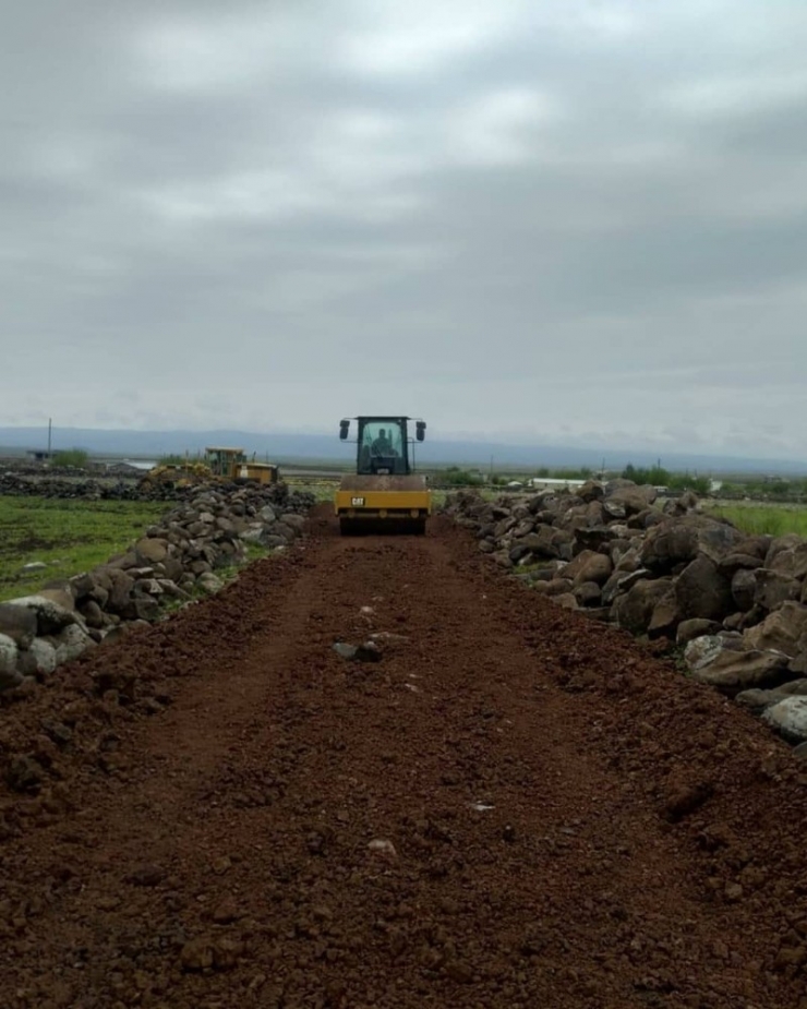 Bağlar Belediyesi, Sokağa Çıkma Kısıtlaması Gününde 5 Mezranın Yolunu Tamamladı