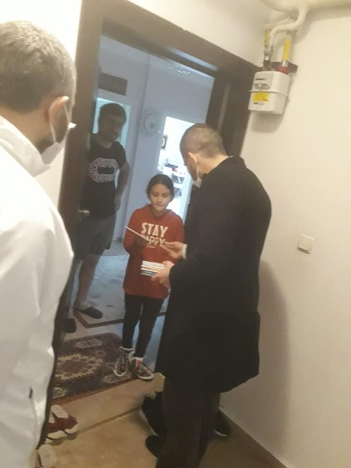 Çocukları Kapıda Ziyaret Ederek Kitap Hediye Ediyor