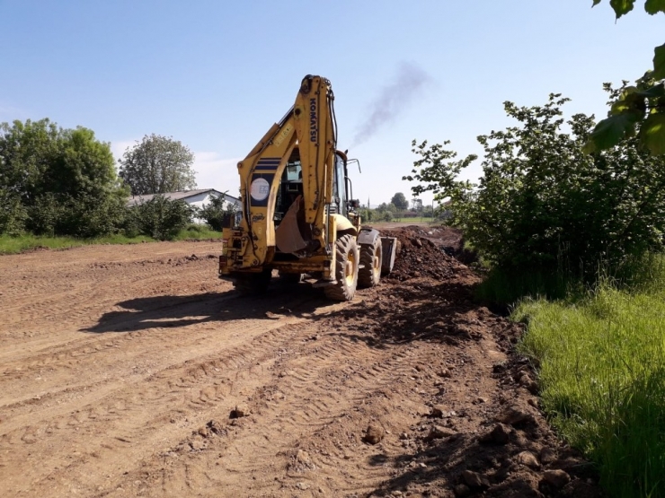 Düzce Belediyesi Ekipleri Nin Yol Çalışması Sürüyor