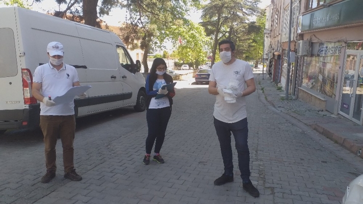 Kapı Kapı Maske Dağıtıyorlar