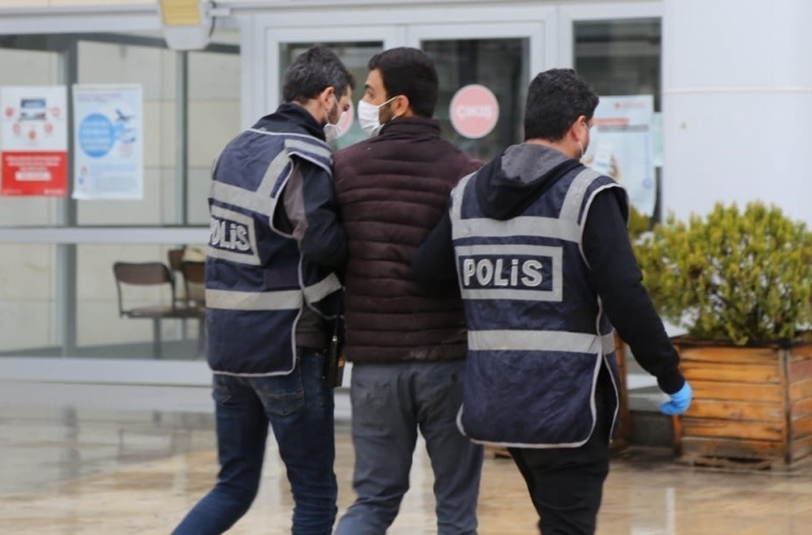 Depremzedelerin Hasarlı Evinden Hırsızlık Yapan 2 Şüpheli Yakalandı