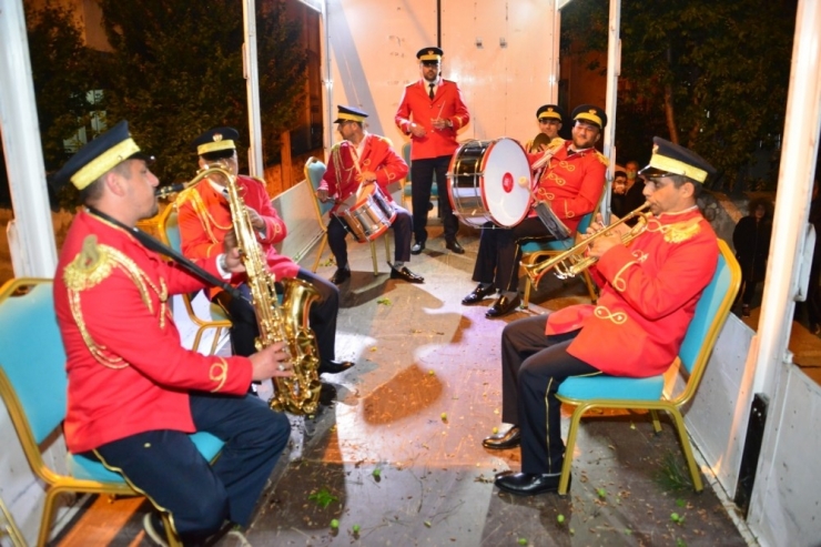 Bando Takımından Kamyon Üzerinde Moral Konseri