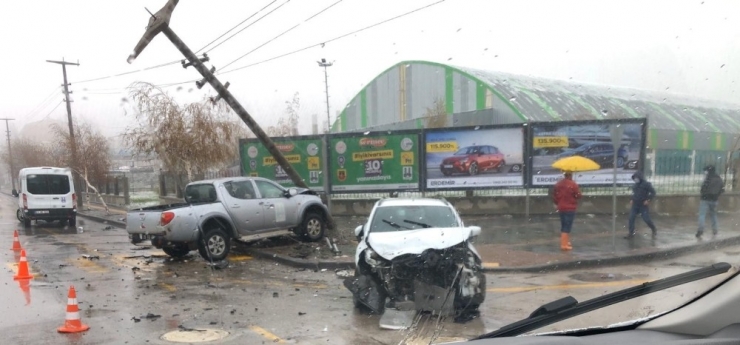 Kar Yağışı Kazaları Beraberinde Getirdi, Kaygan Yolda İki Araç Birbirine Girdi: 2 Yaralı