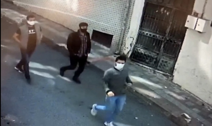 Esenler’de Maskeli Magandalar, İki İşletmeciyi Tekme Tokat Dövdü