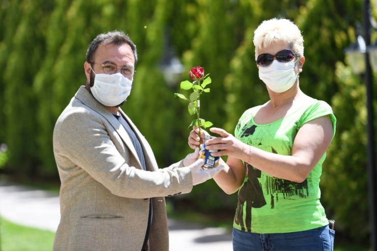 Esenyurt Belediyesi Barınak Gönüllüsü Anneleri Unutmadı