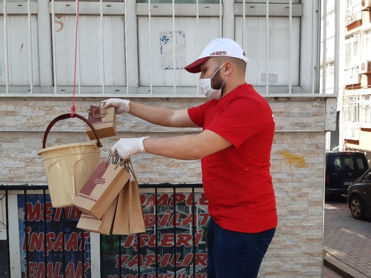 Fatih’te Vatandaşlara Maske Ve Dezenfektan Dağıtıldı