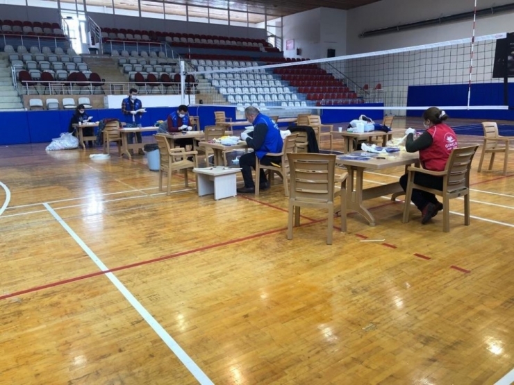 Gençlik Merkezleri Korunaklı Maske Üretimini Sürdürüyor