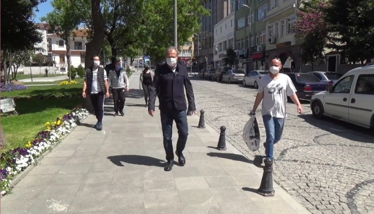 Sokak Hayvanlarına İlk Mama Kaymakamdan