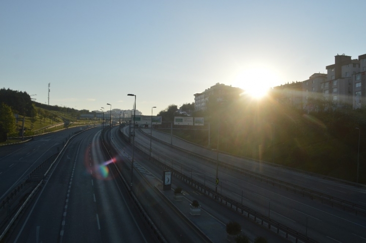 Sokağa Çıkma Kısıtlamasının İlk Gününde İşe Gitmek İsteyen Vatandaşlar Yollara Düştü