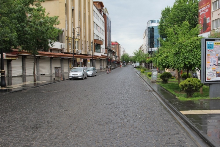 Diyarbakır Kısıtlamaya Uydu, Cadde Ve Sokaklar Boş Kaldı