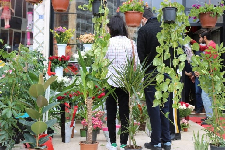 Sokağa Çıkma Kısıtlamasından Muaf Tutulan Çiçekçiler Anneler Günü’ne Hazır