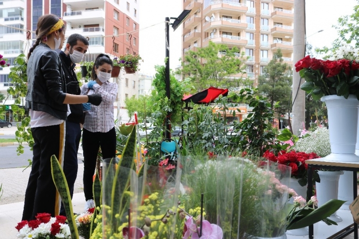 Sokağa Çıkma Kısıtlamasından Muaf Tutulan Çiçekçiler Anneler Günü’ne Hazır