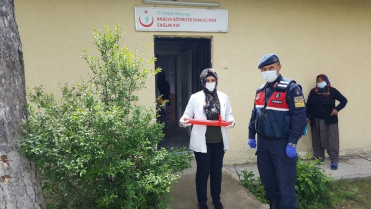 Jandarmadan Sağlık Çalışanlarına Anneler Günü Sürprizi