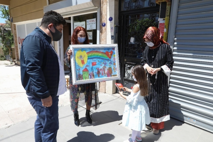 Minik Eller Zübeyde Ana’yı Resmetti