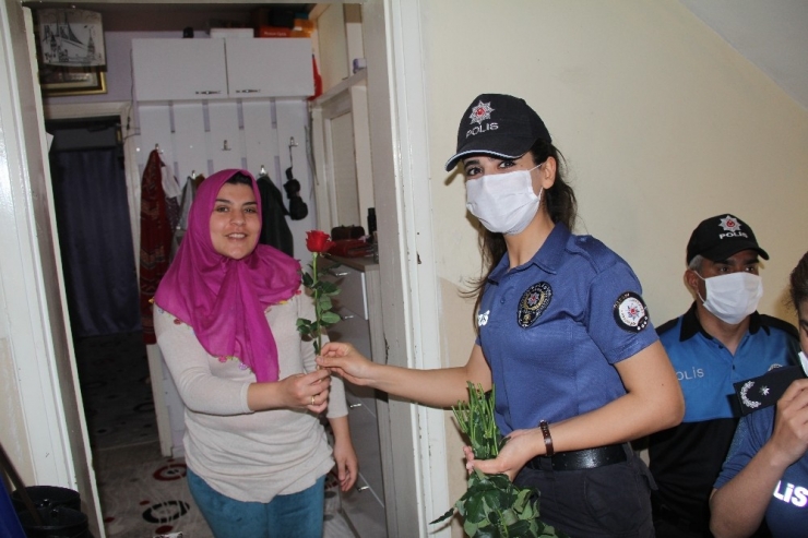 Kadın Polislerden, Anneler Günü Kutlaması