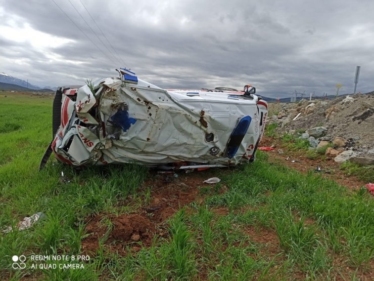 Kahramanmaraş’ta 112 Sağlık Ekibi Kaza Yaptı: 3 Yaralı