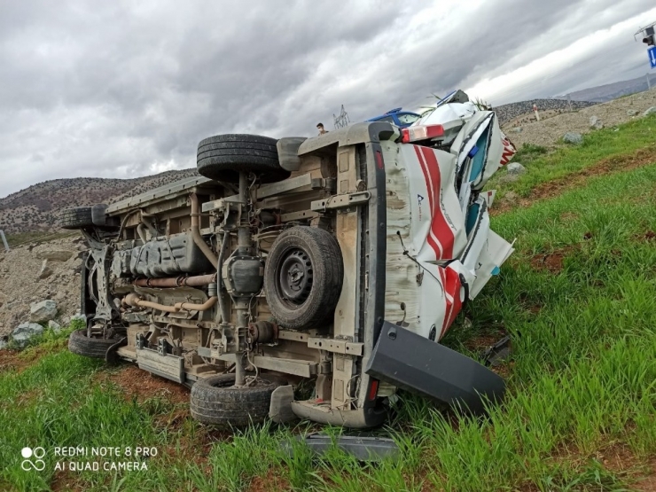 Kahramanmaraş’ta 112 Sağlık Ekibi Kaza Yaptı: 3 Yaralı