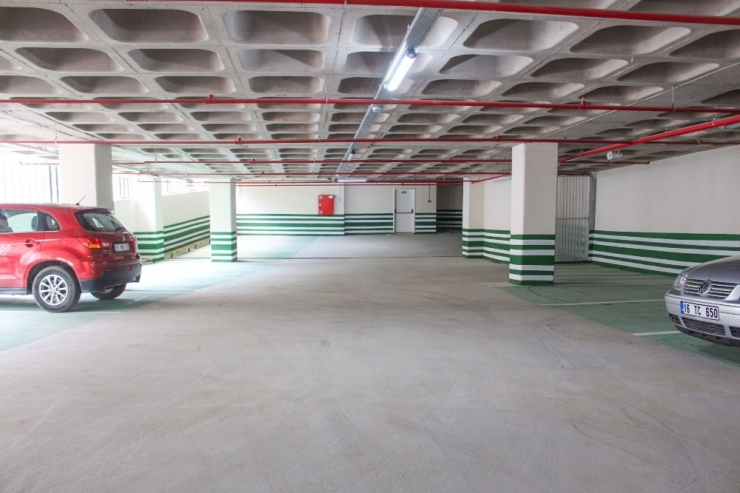 Karacabey’de Trafik Yoğunluğuna Çare Olacak 6 Katlı Otopark Hizmete Girdi