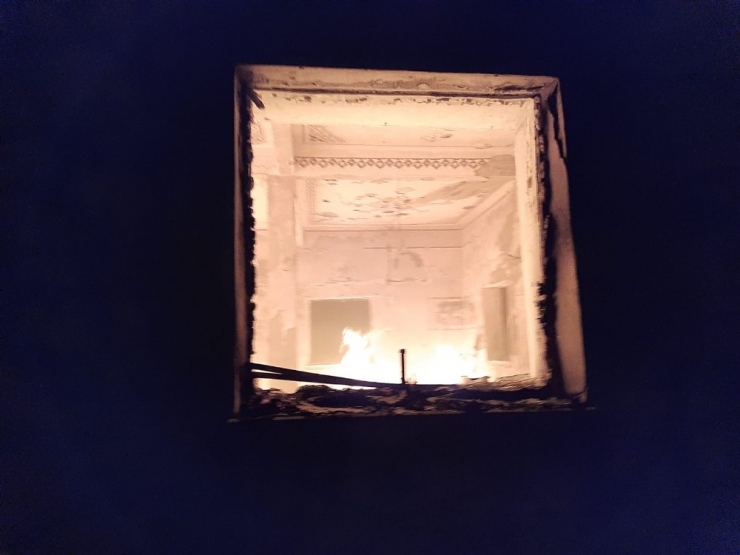 Cami Çıkan Yangında Kullanılamaz Hale Geldi