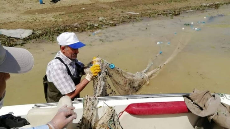 Elazığ’da Bin Metrelik Kaçak Balık Ağı Toplanarak İmha Edildi