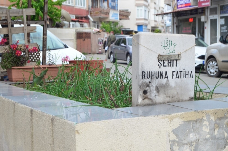 Apartmanların Arasında, Kaldırım Üzerinde Gizemli Şehit Mezarı