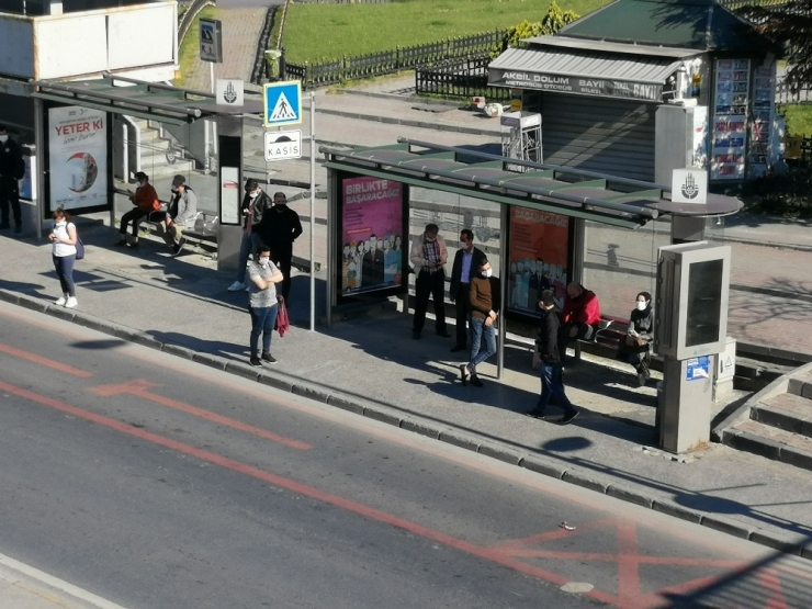 Kısıtlamanın İlk Gününde Sağlık Çalışanları Yine Yollara Düştü