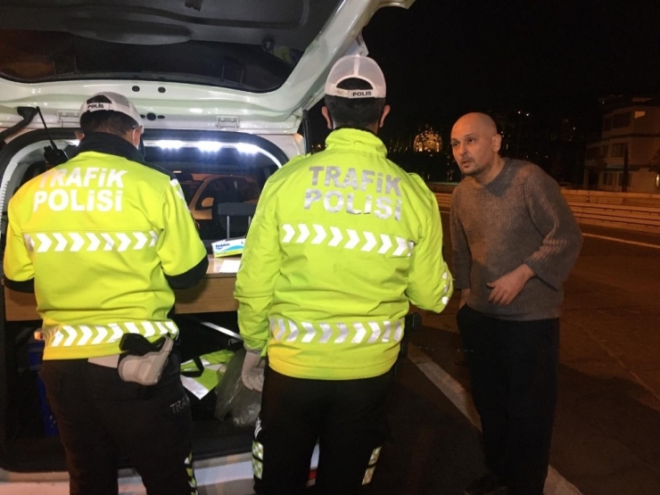 İstanbul’da Sokağa Çıkma Kısıtlamasında 15 Temmuz Şehitler Köprüsü’nde Polis Denetimleri Devam Ediyor.