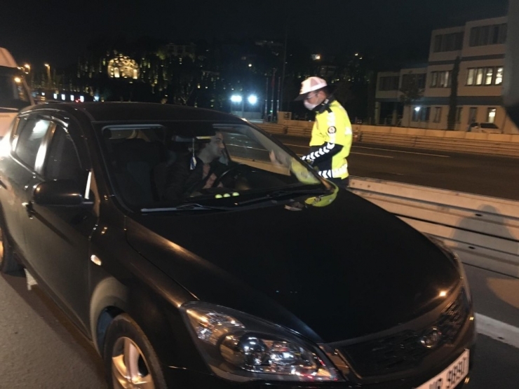 İstanbul’da Sokağa Çıkma Kısıtlamasında 15 Temmuz Şehitler Köprüsü’nde Polis Denetimleri Devam Ediyor.