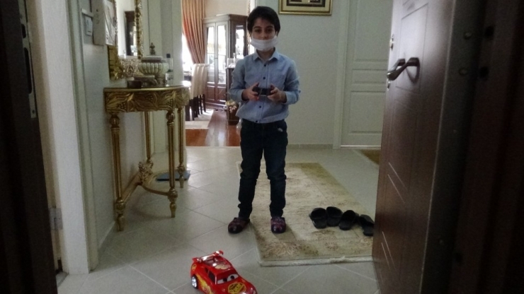 Maltepe Kaymakamlığı Kısıtlama Günlerinde Oyuncak İsteyen Çocuğun İsteğini Geri Çevirmedi