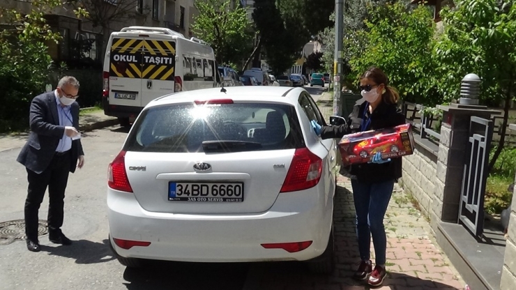 Maltepe Kaymakamlığı Kısıtlama Günlerinde Oyuncak İsteyen Çocuğun İsteğini Geri Çevirmedi