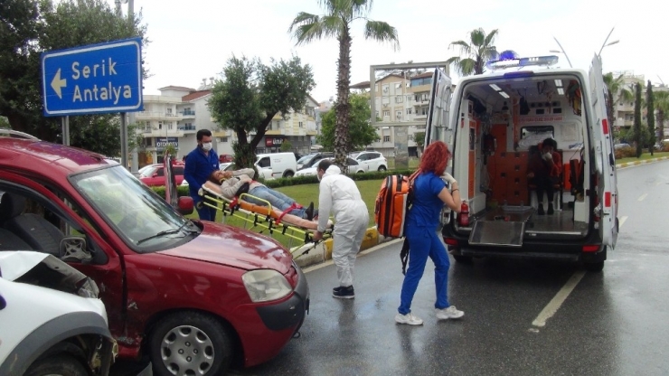 Kırmızı Işık İhlali Kaza Yaptırdı: 2 Yaralı