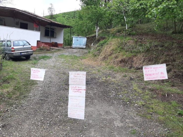 Kendisini Ve Eşini Karantinaya Aldı