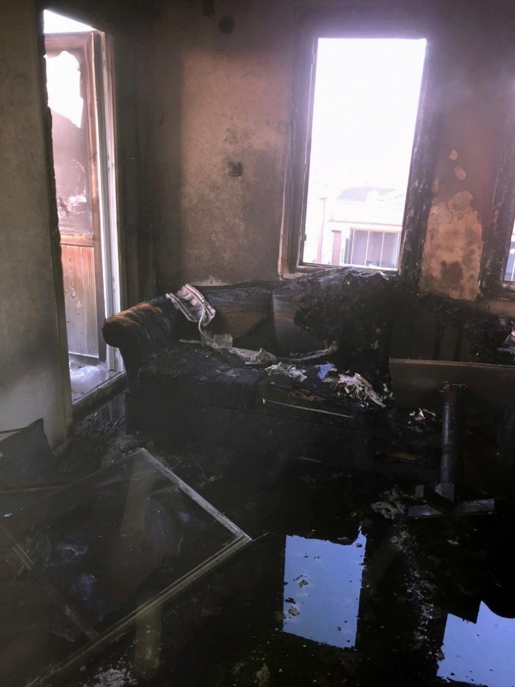 Yangında Evde Mahsur Kalan 8 Yabancı Uyruklu Kişiyi İtfaiye Kurtardı