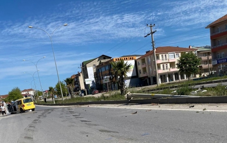 Boş Yolda Kontrolden Çıkan Ptt Aracı Aydınlatma Direğini Devirerek Karşı Şeride Geçti