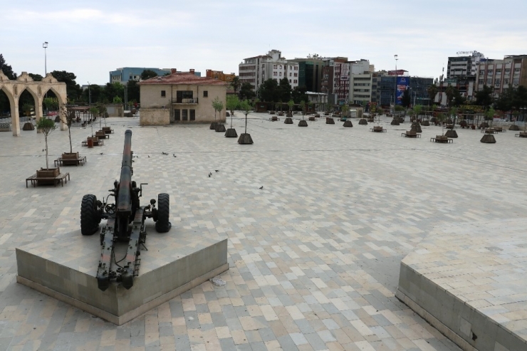 Şanlıurfa’da Cadde Ve Sokaklar Boş Kaldı